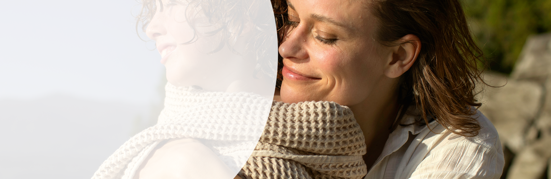 Moeder die haar zoon omhelst